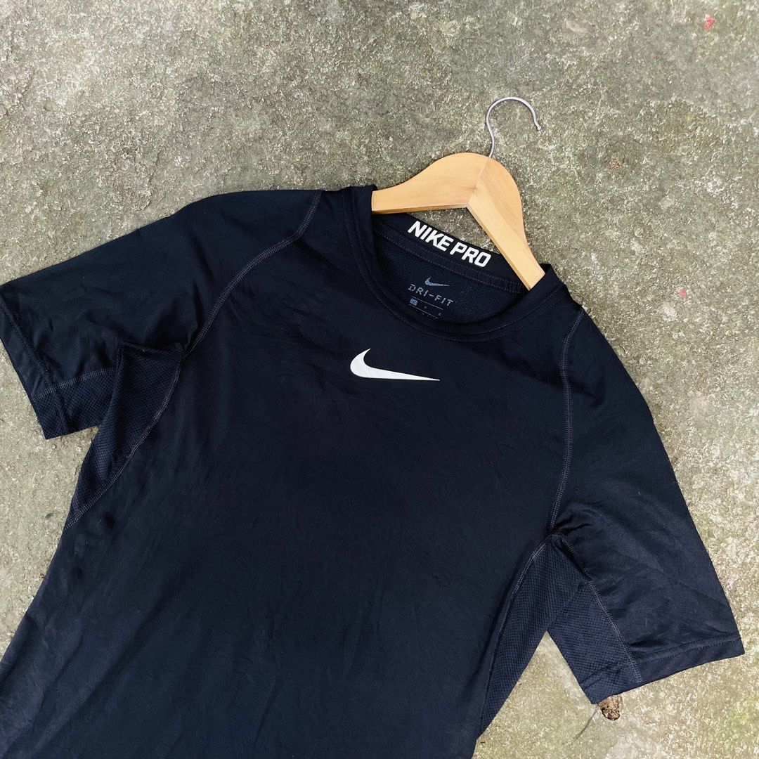 Nike Pro (Category: Activewear) located in Minglanilla. Submitted by starrmoonn (Listing ID 1470965852, Image 2). Description: Nike Pro Compression Shirt Dimes: 17 x 27 Condition: 10/10 Color Rate: 10/10 Issue: None Price + Sf!💸.