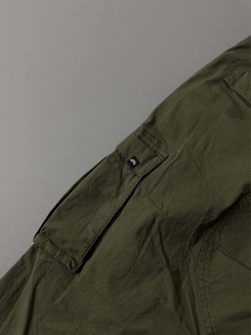 NIKE SB CARGO PANTS (Category: Jeans) located in Guagua. Submitted by sweetboyy (Listing ID 1471037880, Image 3). Description: NIKE SB CARGO PANTS EXCELLENT CONDITION SIZE 36 ON TAG DIMES: WAISTLINE 36-38 / LENGTH 37.5 / LEG OPENING 9.