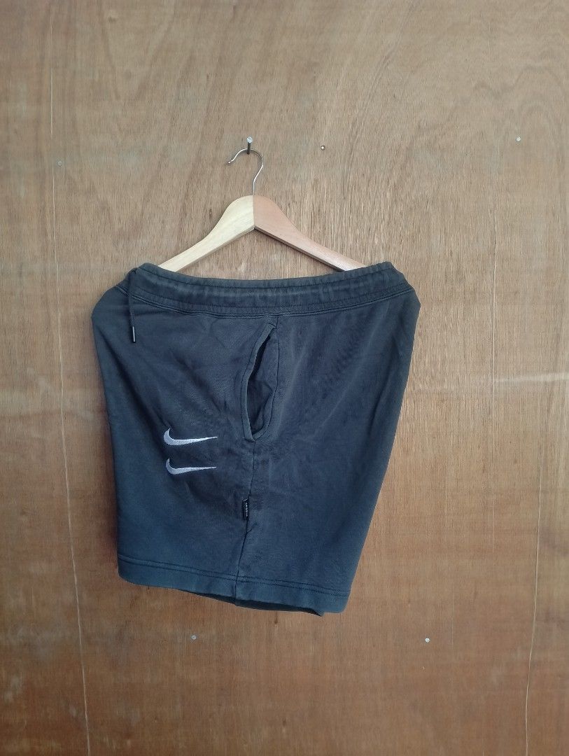Nike short multi swoosh (Category: Shorts) located in Butuan. Submitted by waste_thrifted (Listing ID 1470969359, Image 2). Description: 32-34/17 no issue color rate 9/10.