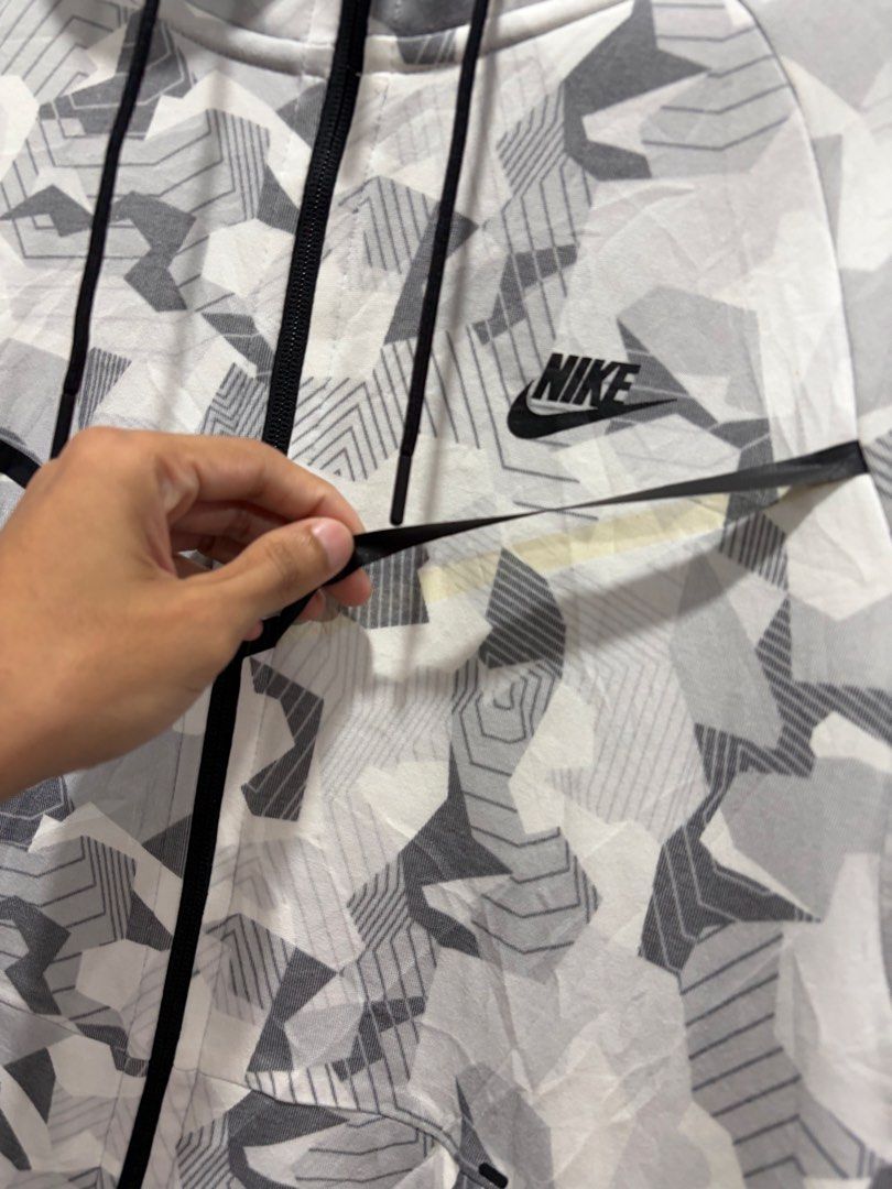 Nike Snow Techfleece Large (Category: Hoodies) located in Calabanga. Submitted by cali.stuff (Listing ID 1471056609, Image 2). Description: Size Large With - 23 Length F-26 B-30 In very good condition working all zippers Issue natanggal yung dikit. Dikitan nyo nlng With slight yellow stain See picture .