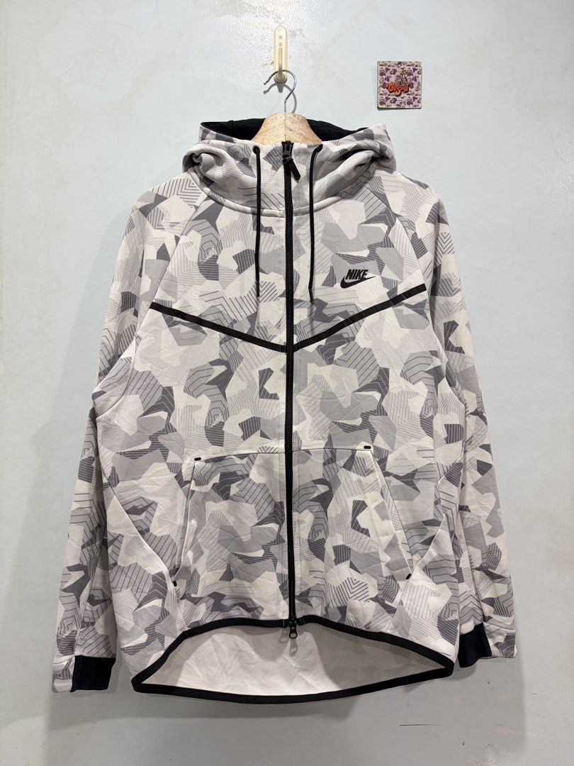 Nike Snow Techfleece Medium (Category: Hoodies) located in Calabanga. Submitted by cali.stuff (Listing ID 1471057069, Image 1). Description: Size Medium With - 23 Length F-26 B-30 In very good condition working all zippers Issue natanggal yung dikit. Dikitan nyo nlng With slight yellow stain See picture .