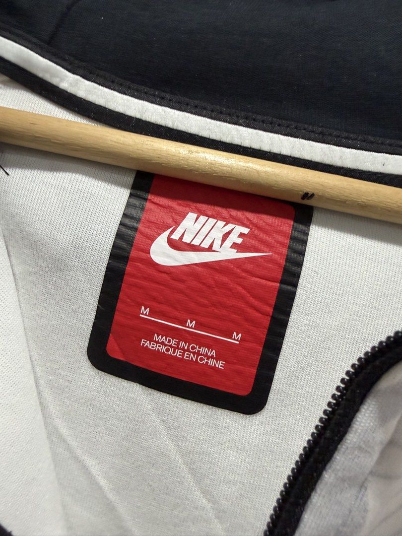 Nike Snow Techfleece Medium (Category: Hoodies) located in Calabanga. Submitted by cali.stuff (Listing ID 1471057069, Image 3). Description: Size Medium With - 23 Length F-26 B-30 In very good condition working all zippers Issue natanggal yung dikit. Dikitan nyo nlng With slight yellow stain See picture .