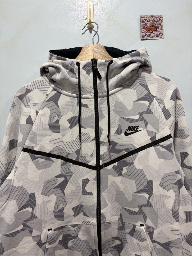 Nike Snow Techfleece Medium (Category: Hoodies) located in Calabanga. Submitted by cali.stuff (Listing ID 1471057069, Image 2). Description: Size Medium With - 23 Length F-26 B-30 In very good condition working all zippers Issue natanggal yung dikit. Dikitan nyo nlng With slight yellow stain See picture .