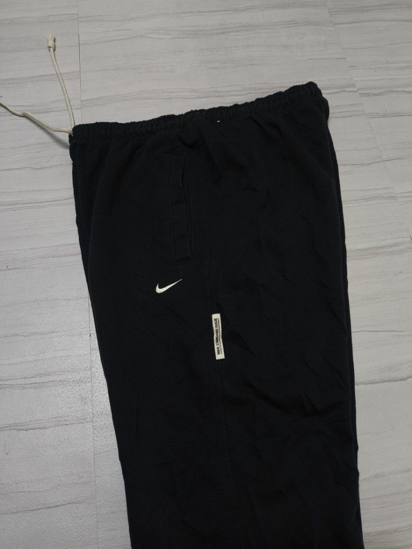 NIKE STANDARD ISSUE JOGGER (Category: Joggers) located in Lupon. Submitted by thriftnikent (Listing ID 1470938200, Image 2). Description: EXCELLENT CONDITION 9.8 COLOR RATE NO ISSUE DIMES: 32-36X38.