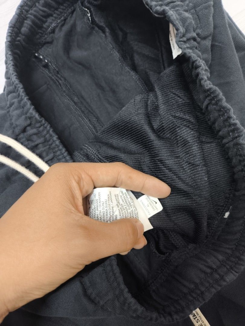 NIKE STANDARD ISSUE JOGGER (Category: Joggers) located in Lupon. Submitted by thriftnikent (Listing ID 1470938200, Image 3). Description: EXCELLENT CONDITION 9.8 COLOR RATE NO ISSUE DIMES: 32-36X38.
