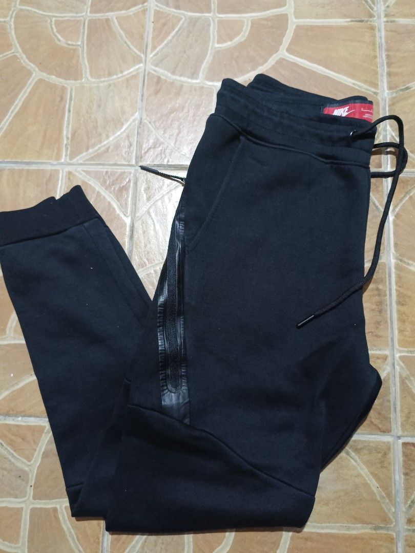 Nike Tech fleece joggers (Category: Joggers) located in Bacoor. Submitted by toffs16 (Listing ID 1470937183, Image 2). Description: size Xl on tag best fit large brand new condition.