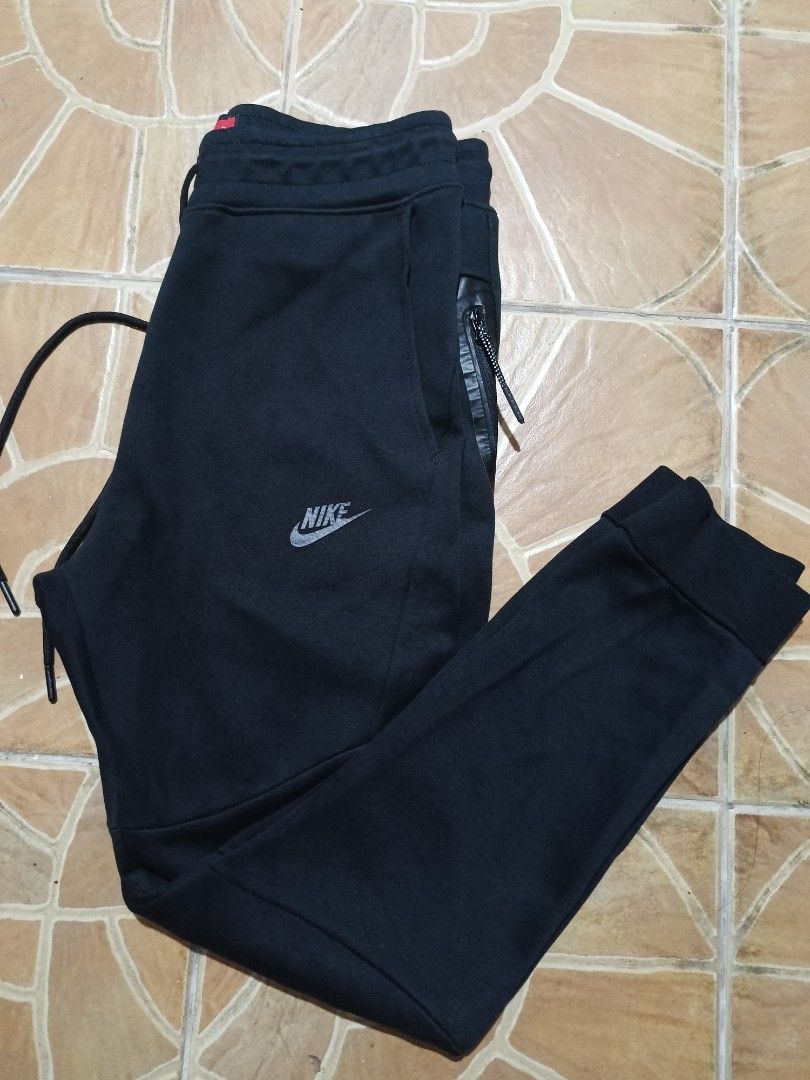 Nike Tech fleece joggers (Category: Joggers) located in Bacoor. Submitted by toffs16 (Listing ID 1470937183, Image 1). Description: size Xl on tag best fit large brand new condition.