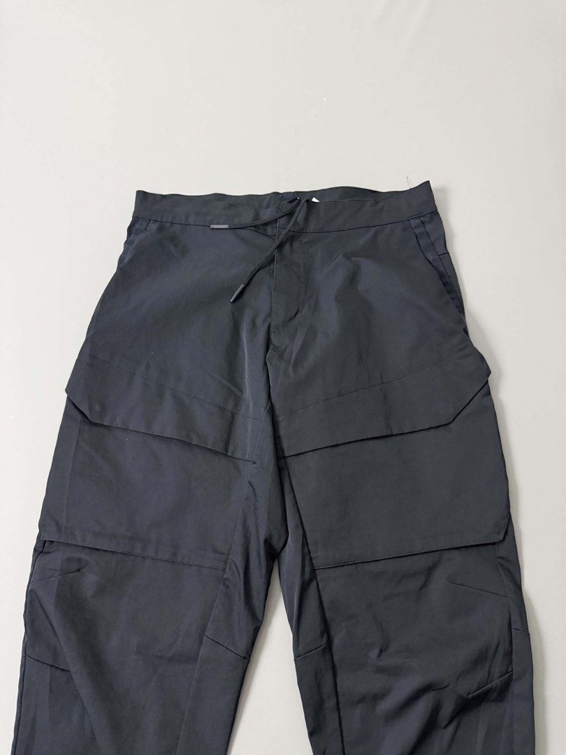 NIKE TECH PACK WOVEN UTILITY CARGO PANTS (Category: Jeans) located in Guagua. Submitted by sweetboyy (Listing ID 1471063567, Image 2). Description: NIKE TECH PACK WOVEN UTILITY CARGO PANTS EXCELLENT CONDITION SIZE LARGE ON TAG DIMES: WAISTLINE 34 / LENGTH 36 / LEG OPENING 6.5.