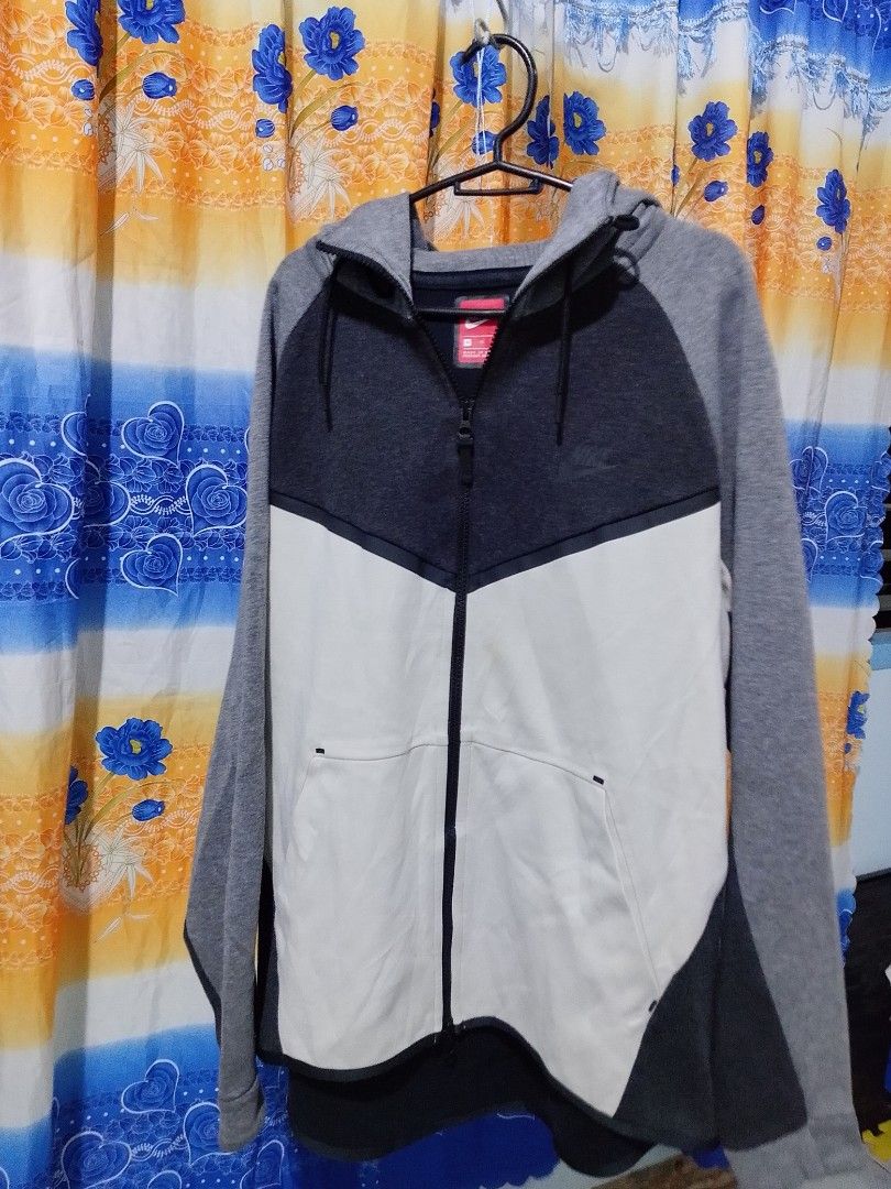 Nike techfleece (Category: Coats, Jackets and Outerwear) located in Manila. Submitted by kenciagas25 (Listing ID 1471038948, Image 2). Description: ptpa Wts Nike techfleece Size XL on tag Good as new condition flaws/issue : none color rate condition: 10/10 (like new) ✅✅✅ 850+sf 📩📩 via jnt shipping ✈️.