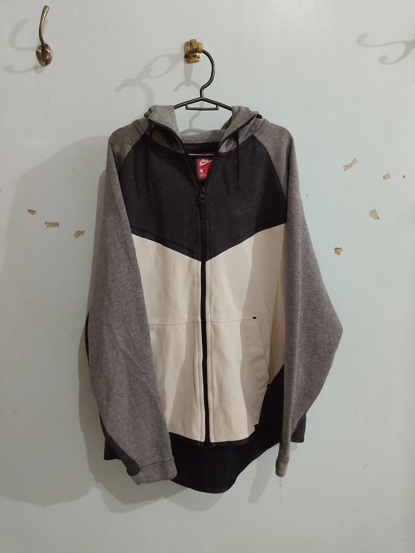 Nike techfleece (Category: Coats, Jackets and Outerwear) located in Manila. Submitted by kenciagas25 (Listing ID 1471038948, Image 3). Description: ptpa Wts Nike techfleece Size XL on tag Good as new condition flaws/issue : none color rate condition: 10/10 (like new) ✅✅✅ 850+sf 📩📩 via jnt shipping ✈️.