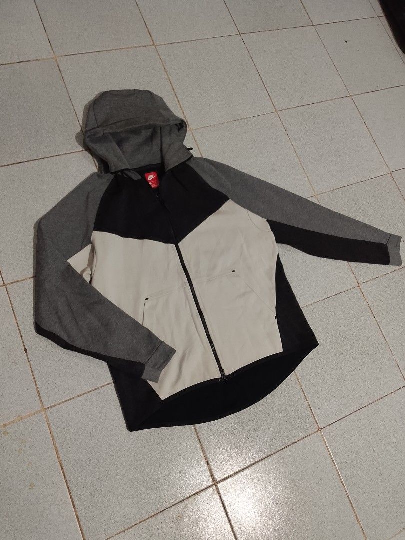 Nike techfleece (Category: Coats, Jackets and Outerwear) located in Manila. Submitted by kenciagas25 (Listing ID 1471038948, Image 1). Description: ptpa Wts Nike techfleece Size XL on tag Good as new condition flaws/issue : none color rate condition: 10/10 (like new) ✅✅✅ 850+sf 📩📩 via jnt shipping ✈️.