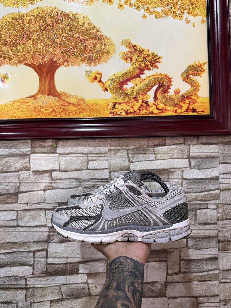 Nike vomero 5 “ Iron Ore” | 8 MEN (Category: Sneakers) located in Marikina City. Submitted by s_ng_s009 (Listing ID 1470984389, Image 3). Description: Authentic 8 men Excellent condition Minimal tear on mesh part No box 1999 + sf.