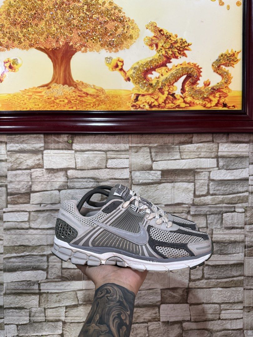 Nike vomero 5 “ Iron Ore” | 8 MEN (Category: Sneakers) located in Marikina City. Submitted by s_ng_s009 (Listing ID 1470984389, Image 1). Description: Authentic 8 men Excellent condition Minimal tear on mesh part No box 1999 + sf.