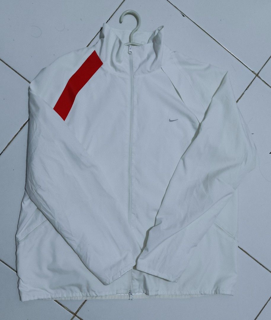 Nike wind breaker jacket (Category: Coats, Jackets and Outerwear) located in Bacoor. Submitted by toffs16 (Listing ID 1470937323, Image 2). Description: like new condition size large embroidered logo.
