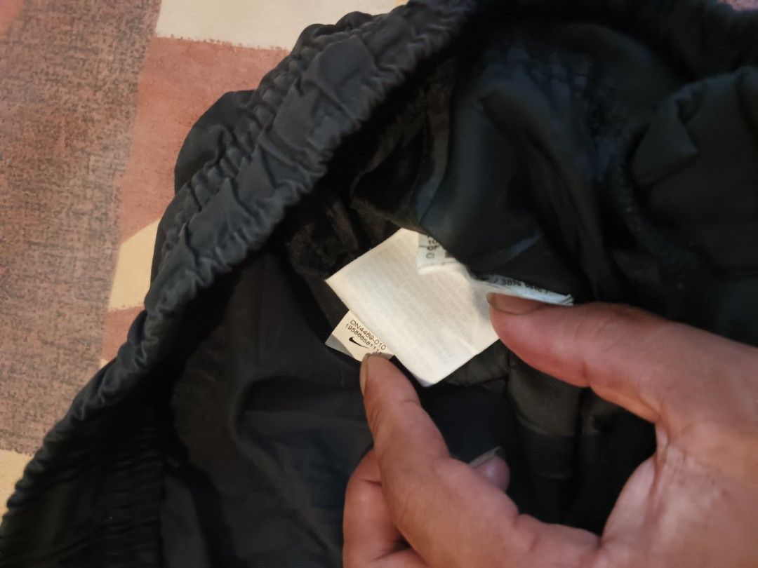 Nike woven cargo short (Category: Shorts) located in Odiongan. Submitted by thriftngo26 (Listing ID 1470949280, Image 3). Description: These are the Nike Club Men's Woven Cargo Shorts (Style Code: FB1247-010), designed as part of the Nike Sportswear collection..
