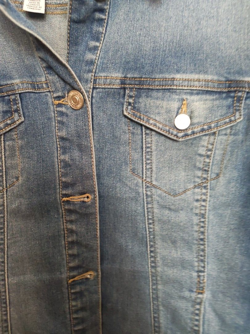 Nine West Denim Jacket Size M (Category: Coats, Jackets and Outerwear) located in Marikina City. Submitted by jennyfromtheblock15 (Listing ID 1470946631, Image 2). Description: - Brand: Nine West - Size: Medium - Color: Classic blue wash - Material: Sturdy cotton blend denim - Features: Button-up front with branded hardware, chest pockets, buttoned cuffs - Fit: Adjustable hem tabs on the back - Condition: Excellent, timeless everyday outerwear.