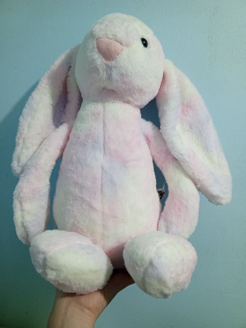 NOT AUTHENTIC Jellycat inspired bunny plush (Category: Plushies & Soft Toys) located in Caloocan City. Submitted by fiercephoenix_23c798 (Listing ID 1471000443, Image 1). Description: - !! NOT AUTHENTIC !! - Fake po siyang jellycat, may naka-attach lang na jellycat etiketa - approx. 17 inches - Very soft and fluffy.