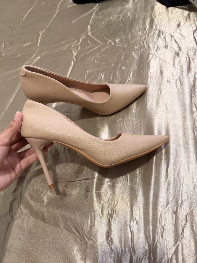 Nude Pointed Toe Stiletto Heels Size 36 (Category: Heels) located in Baguio. Submitted by nabiwuh.06 (Listing ID 1471019982, Image 1). Description: - Style: Classic pointed toe stiletto heels with a low-cut curved collar - Color: Versatile nude / beige - Material: Synthetic leather - Size: EU 36 (stamped on sole) - Condition: Bottom soles show minor signs of usage - Perfect for: Formal occasions, parties, or office wear 📍Pangasinan/Baguio 🚚 JNT