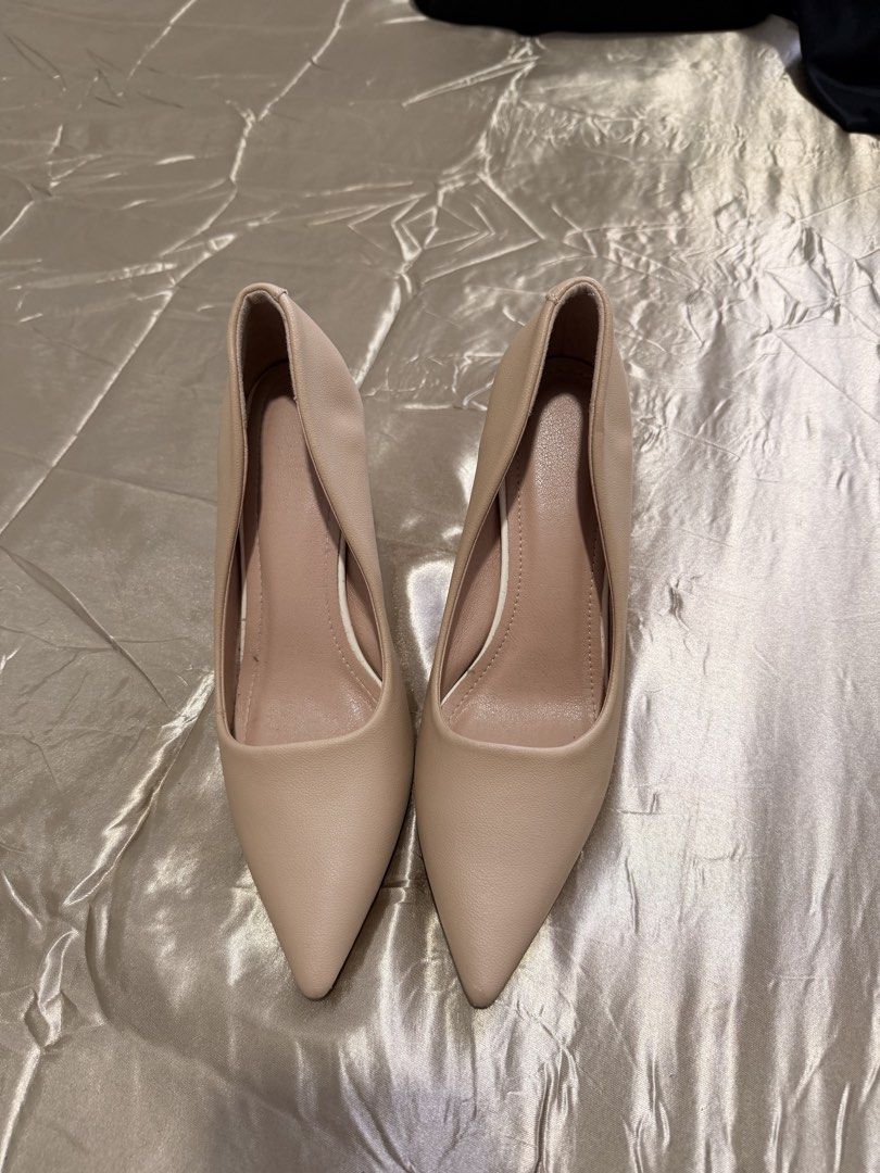 Nude Pointed Toe Stiletto Heels Size 36 (Category: Heels) located in Baguio. Submitted by nabiwuh.06 (Listing ID 1471019982, Image 3). Description: - Style: Classic pointed toe stiletto heels with a low-cut curved collar - Color: Versatile nude / beige - Material: Synthetic leather - Size: EU 36 (stamped on sole) - Condition: Bottom soles show minor signs of usage - Perfect for: Formal occasions, parties, or office wear 📍Pangasinan/Baguio 🚚 JNT