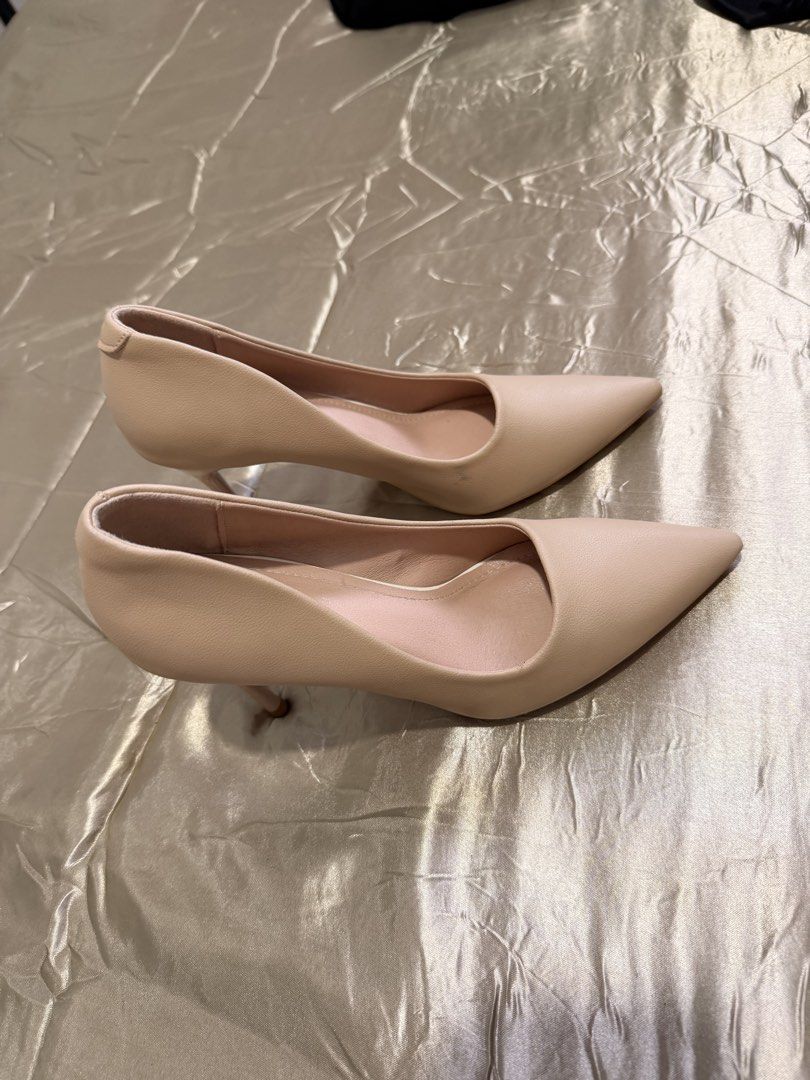 Nude Pointed Toe Stiletto Heels Size 36 (Category: Heels) located in Baguio. Submitted by nabiwuh.06 (Listing ID 1471019982, Image 2). Description: - Style: Classic pointed toe stiletto heels with a low-cut curved collar - Color: Versatile nude / beige - Material: Synthetic leather - Size: EU 36 (stamped on sole) - Condition: Bottom soles show minor signs of usage - Perfect for: Formal occasions, parties, or office wear 📍Pangasinan/Baguio 🚚 JNT
