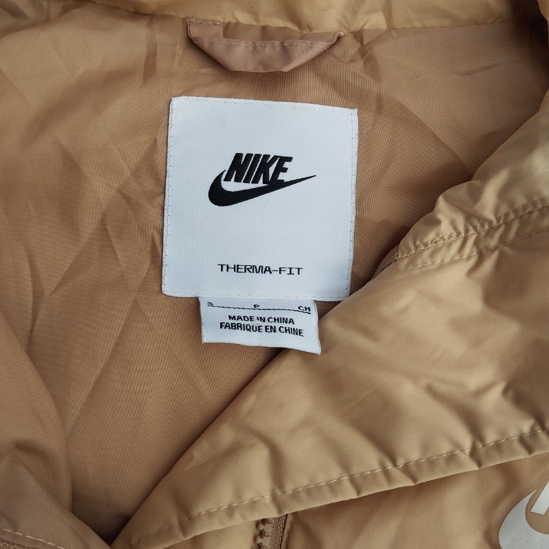 NWT Nike Brown / Beige Therma Fit Windrunner Down Vest (Category: Coats, Jackets and Outerwear) located in Cavite. Submitted by markie128 (Listing ID 1470933839, Image 3). Description: NWT Nike Brown / Beige Therma Fit Windrunner Down Vest sz small 21x25 excellent condition no issue 1880 + SF 📌.