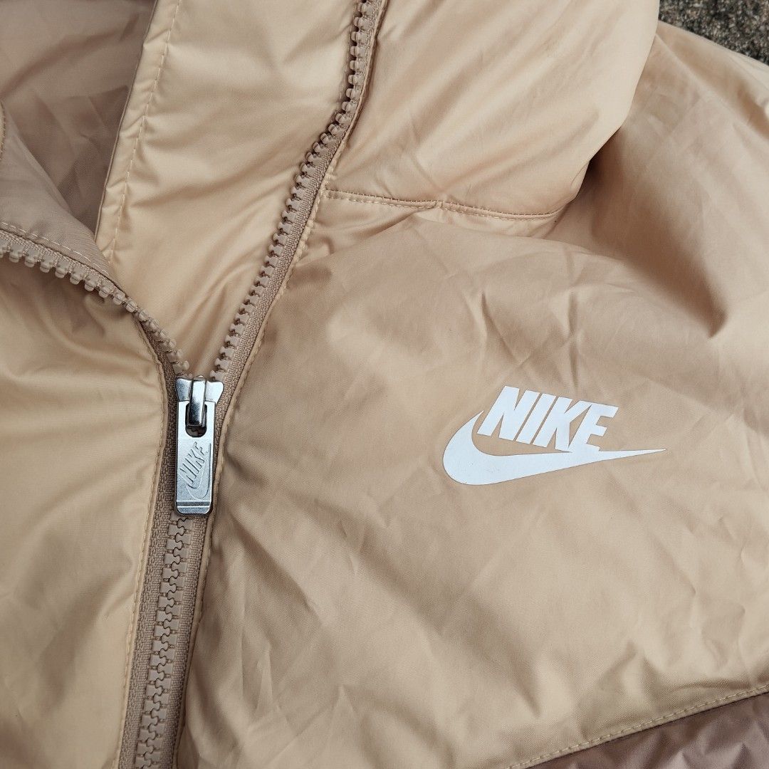 NWT Nike Brown / Beige Therma Fit Windrunner Down Vest (Category: Coats, Jackets and Outerwear) located in Cavite. Submitted by markie128 (Listing ID 1470933839, Image 2). Description: NWT Nike Brown / Beige Therma Fit Windrunner Down Vest sz small 21x25 excellent condition no issue 1880 + SF 📌.