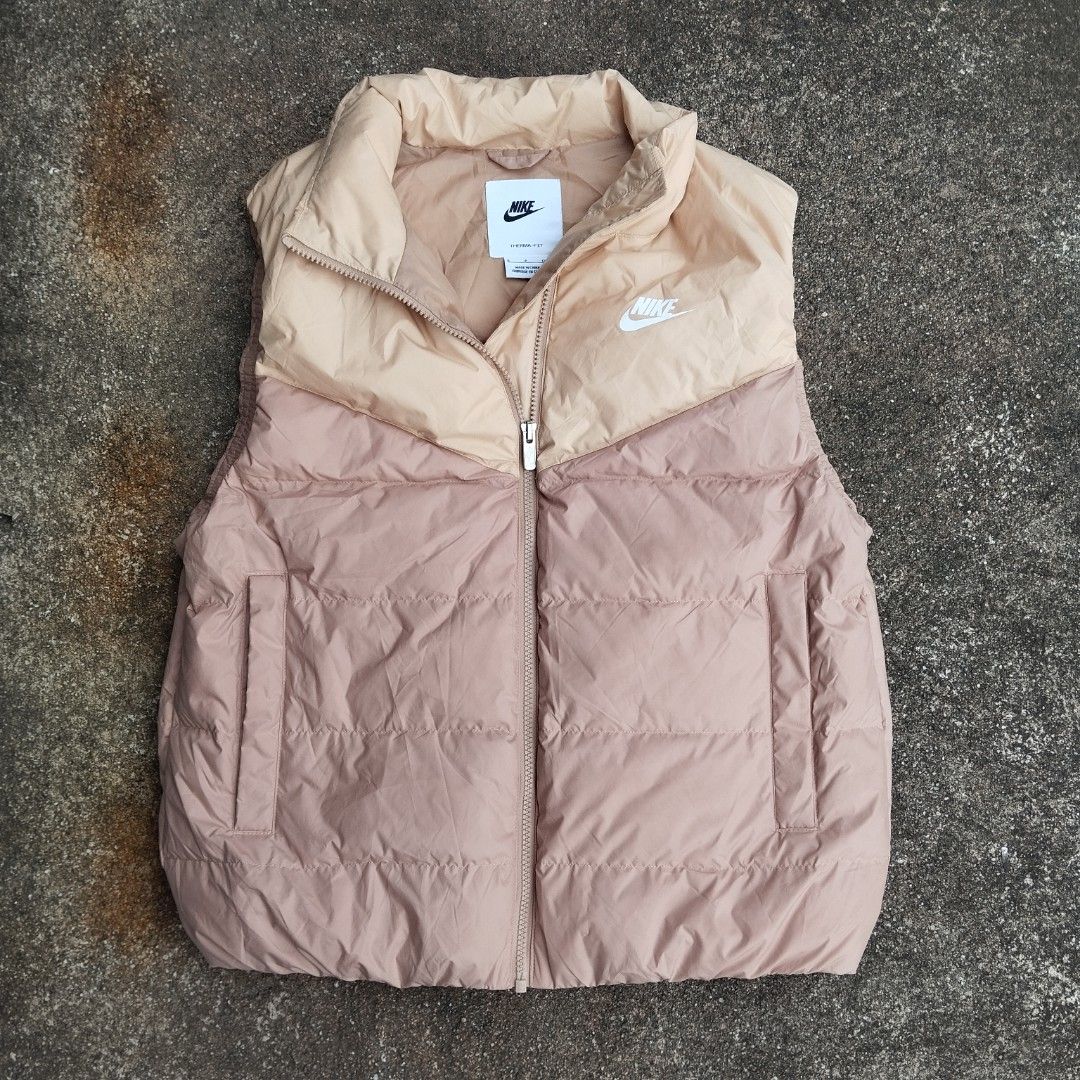 NWT Nike Brown / Beige Therma Fit Windrunner Down Vest (Category: Coats, Jackets and Outerwear) located in Cavite. Submitted by markie128 (Listing ID 1470933839, Image 1). Description: NWT Nike Brown / Beige Therma Fit Windrunner Down Vest sz small 21x25 excellent condition no issue 1880 + SF 📌.
