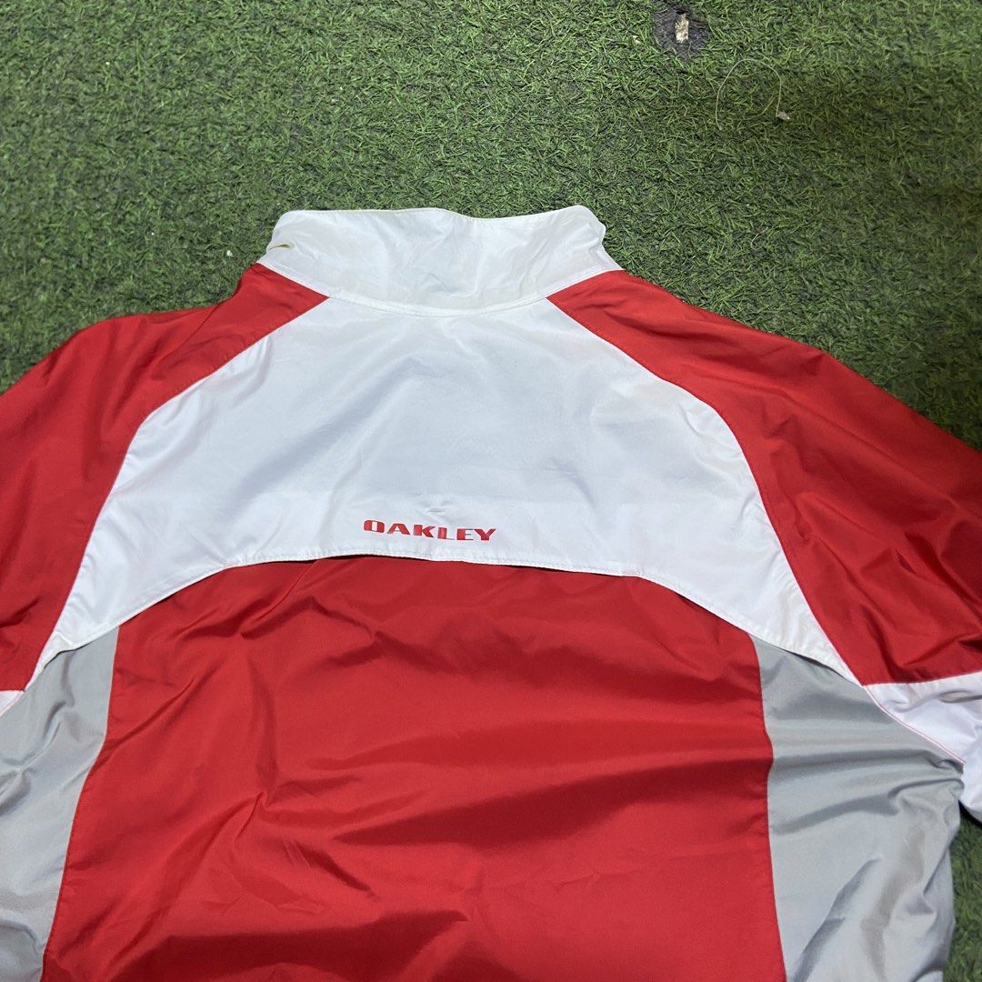 OAKLEY (Category: Coats, Jackets and Outerwear) located in Dueñas. Submitted by d1gidoll (Listing ID 1470980930, Image 3). Description: 22 x 29 Need wash only DM.