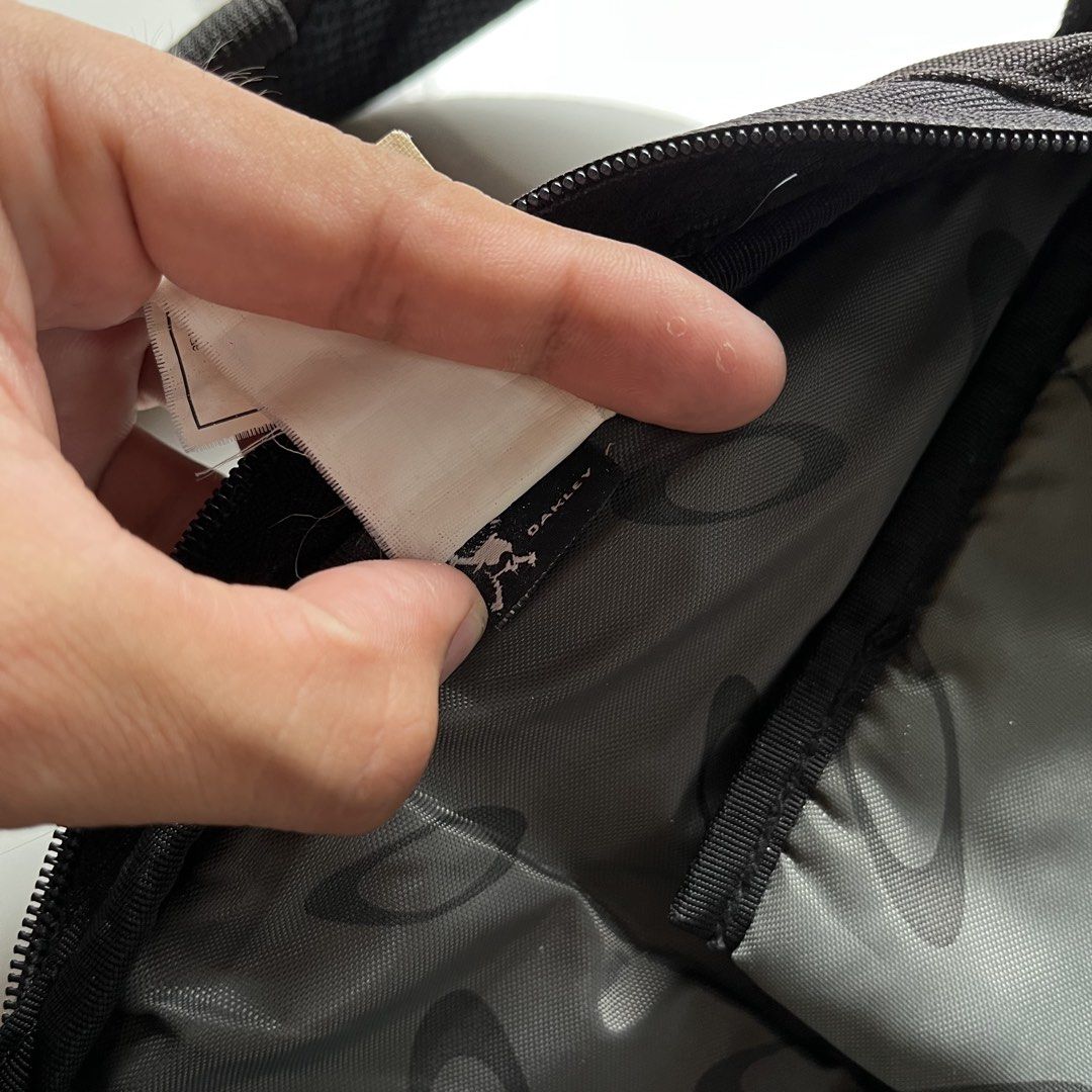Oakley (Category: Backpacks) located in Lucena. Submitted by RAGGGGSSSS (Listing ID 1471056088, Image 3). Description: Oakley Skate Backpack Still in Verygood Condition Authentic Honest issue: Missing Emblem Need Minor Wash Paint Chips at the back parts of the bag (Removable upon wash) Signs of usage.