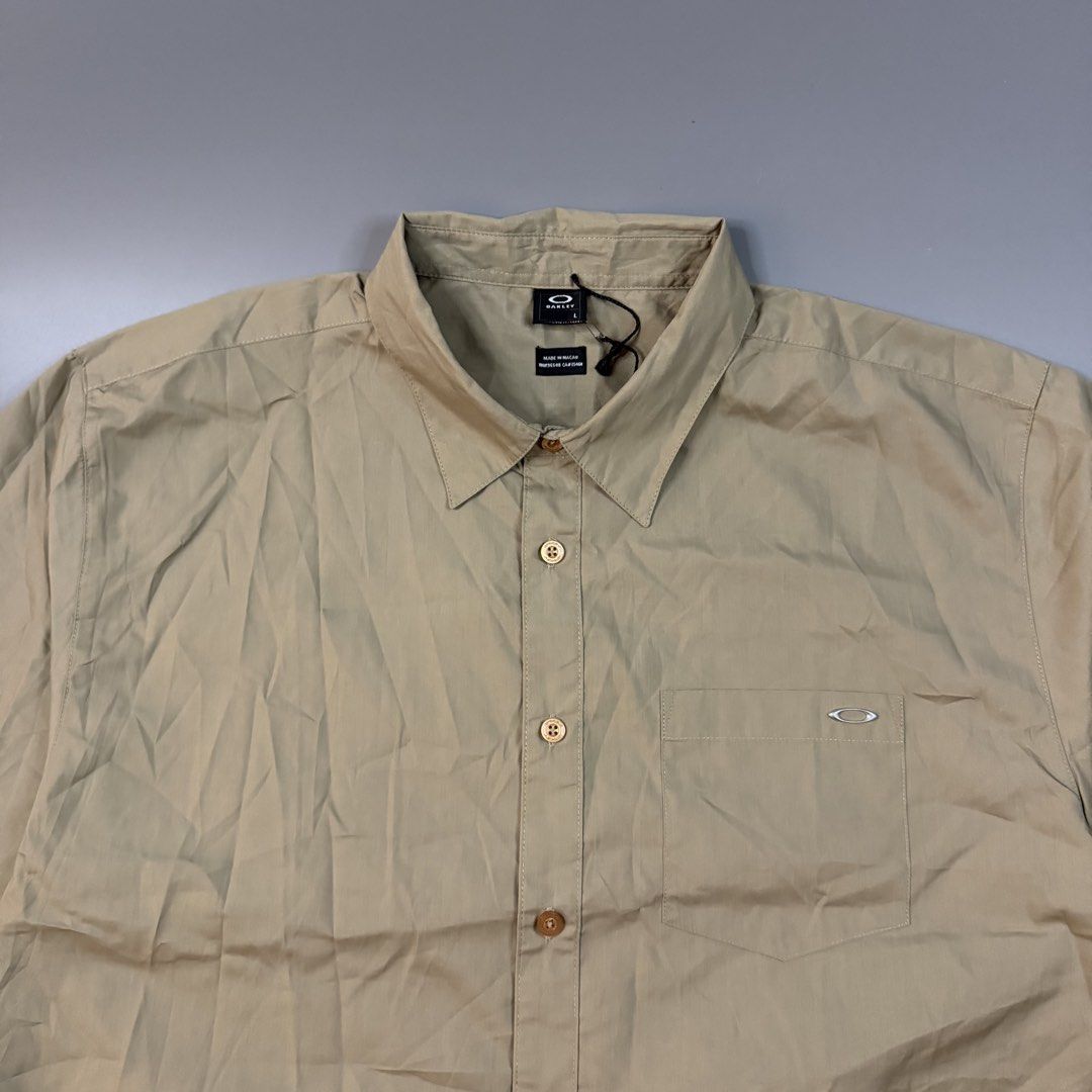 Oakley - Buttondown Polo Metal Logo (Category: Formal Shirts) located in Paranaque City. Submitted by millennial_goodz (Listing ID 1471056308, Image 3). Description: WTS Oakley - Buttondown Polo Metal Logo Size Large Dimensions: 24.5 / 31 Excellent to new Authentic DM.