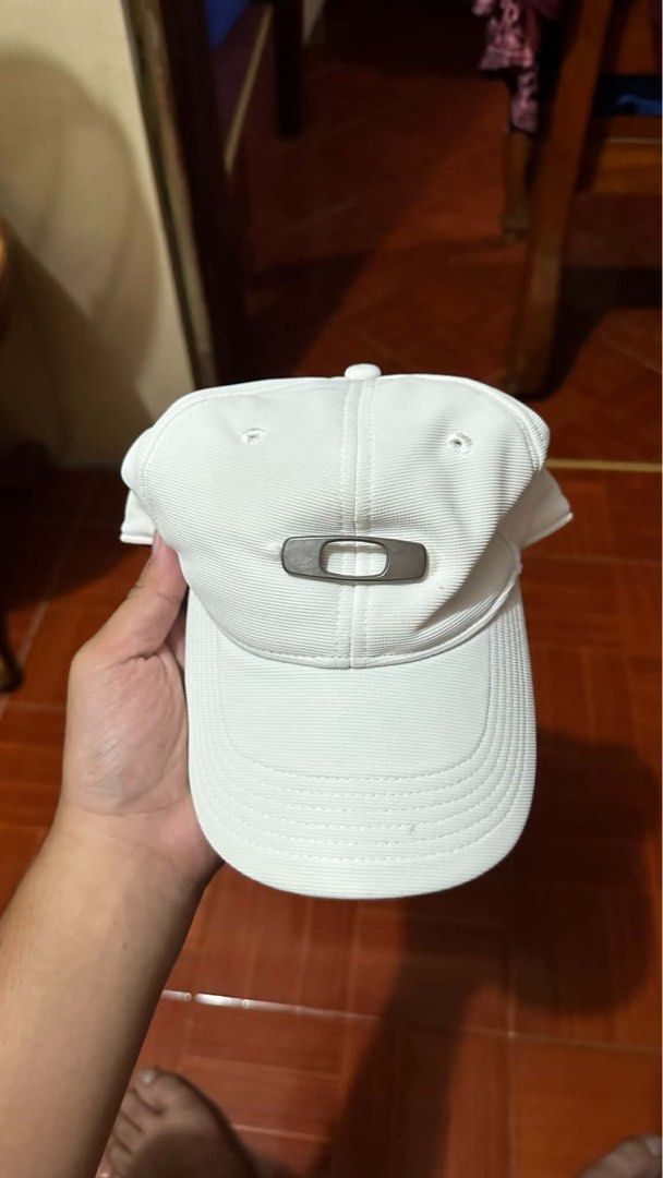 OAKLEY CAP (Category: Caps & Hats) located in Manila. Submitted by urban.vintage (Listing ID 1471072319, Image 1). Description: ISSUE : SEE THE PICS FOR ISSUE CAN SHIP VIA LALAMOVE OR J&T ( NO COD ) PAYMENT FIRST LOCATION : PASIG CITY .