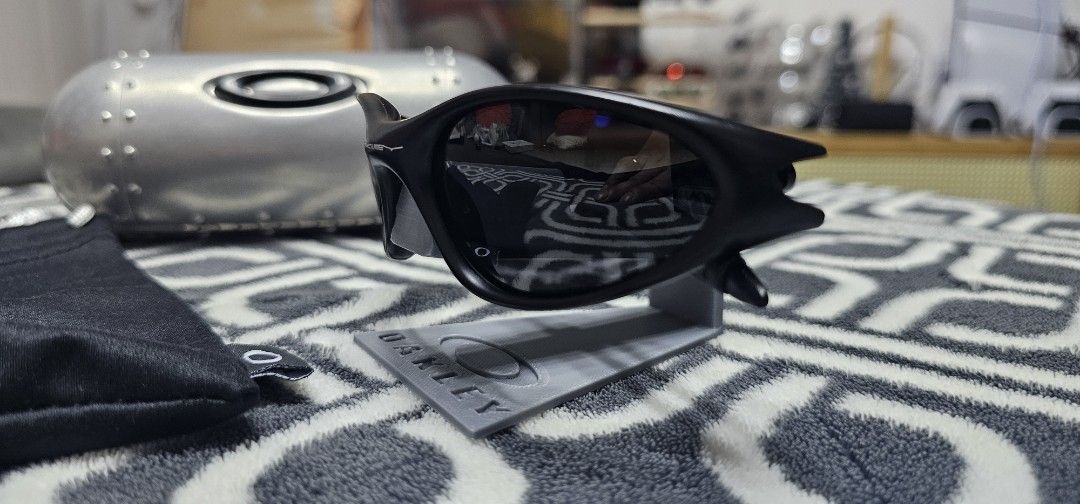 Oakley Minute 1.0 Gen 2 (Category: Sunglasses & Eyewear) located in Mabalacat. Submitted by hizoka122415 (Listing ID 1471013455, Image 2). Description: - Brand: Oakley 9.5/10 Frame 10/10 New Black Iridium Lens 9/10 Orig Rubbers (not sticky) unit, pouch only 100% Authentic Vintage Oakley no to lowballers 14995 + shipping fee.