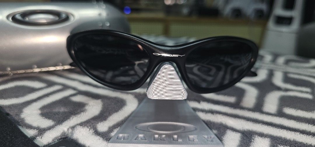 Oakley Minute 1.0 Gen 2 (Category: Sunglasses & Eyewear) located in Mabalacat. Submitted by hizoka122415 (Listing ID 1471013455, Image 1). Description: - Brand: Oakley 9.5/10 Frame 10/10 New Black Iridium Lens 9/10 Orig Rubbers (not sticky) unit, pouch only 100% Authentic Vintage Oakley no to lowballers 14995 + shipping fee.