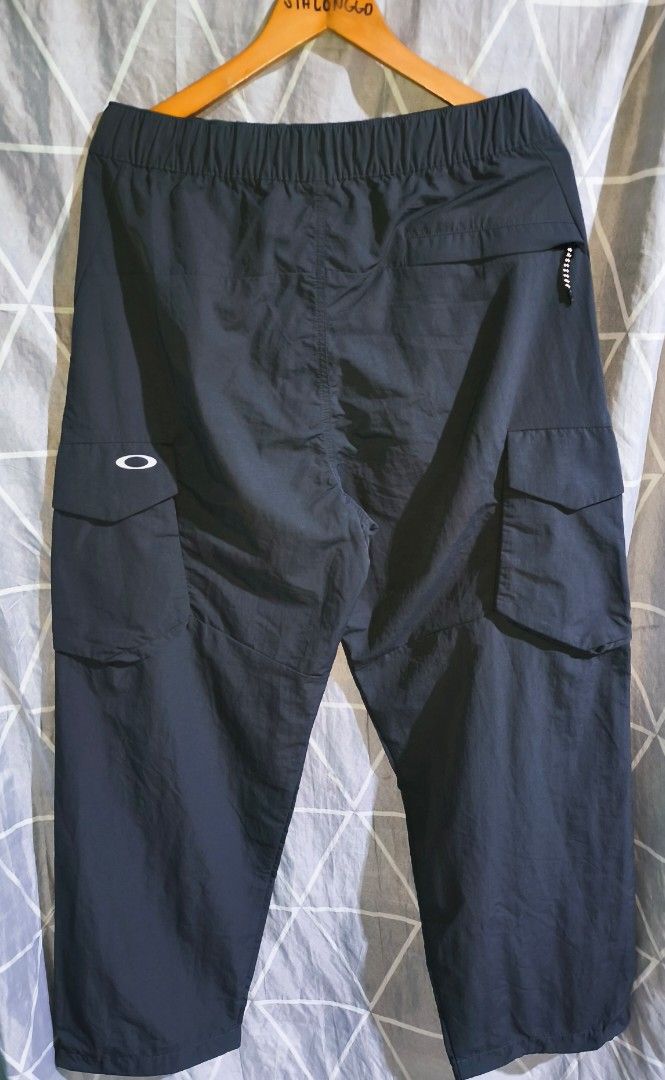 Oakley Nylon Cargo Pants (Category: Joggers) located in Las Pinas. Submitted by _jomar (Listing ID 1471080512, Image 2). Description: Excellent Condition No issue 9/10 Color Rate Size 32-34 L41 Hem 9 Adjustable.