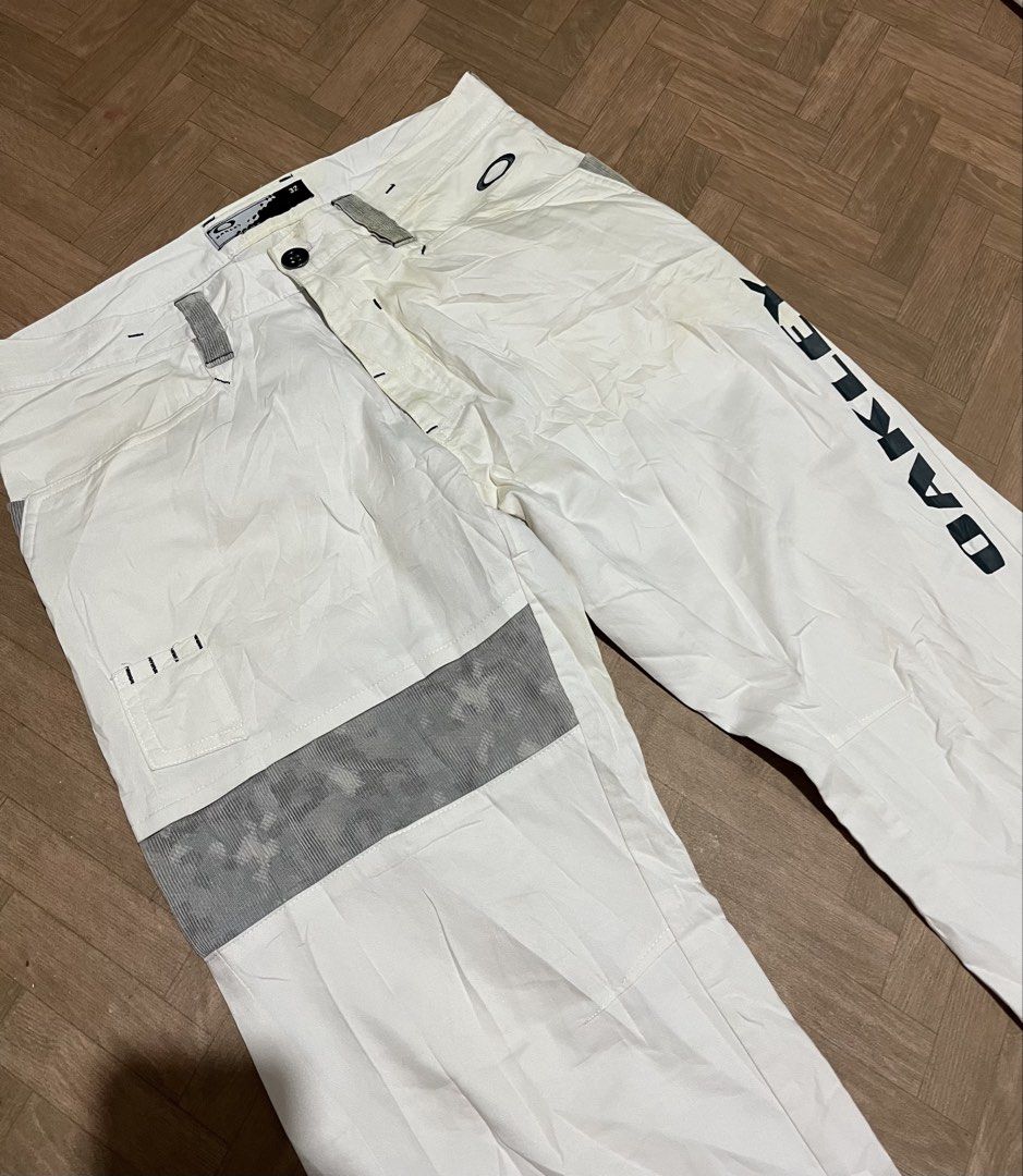 OAKLEY PANTS (Category: Jeans) located in Davao. Submitted by rel18 (Listing ID 1471073413, Image 2). Description: OAKLEY ORIG EXCELLENT ( Need Wash Only) Washable Dirt Waist Line : 32 Length 42 Leg opening : 9.5” Thigh : 10 .