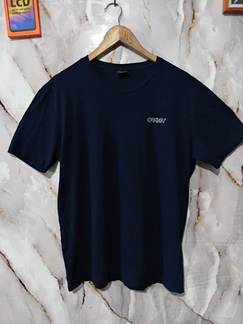 OAKLEY TEE BLUE SHIRT SIZE XL (Category: Tshirts & Polo Shirts ) located in General Mariano Alvarez. Submitted by adonid (Listing ID 1471005315, Image 1). Description: OAKLEY TEE BLUE SHIRT SIZE XL SIGN OF USAGE ISSUE KITA S PIC LOC. GMA CAVITE PHP 400.