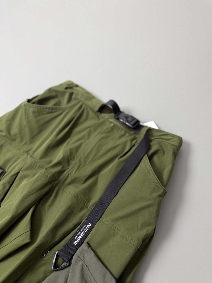 OCTA GAMBOL UTILITY CARGO PANTS (Category: Jeans) located in Guagua. Submitted by sweetboyy (Listing ID 1471042087, Image 2). Description: OCTA GAMBOL UTILITY CARGO PANTS EXCELLENT CONDITION SIZE MEDIUM ON TAG DIMES: WAISTLINE 30-33 / LENGTH 39 / LEG OPENING 8.