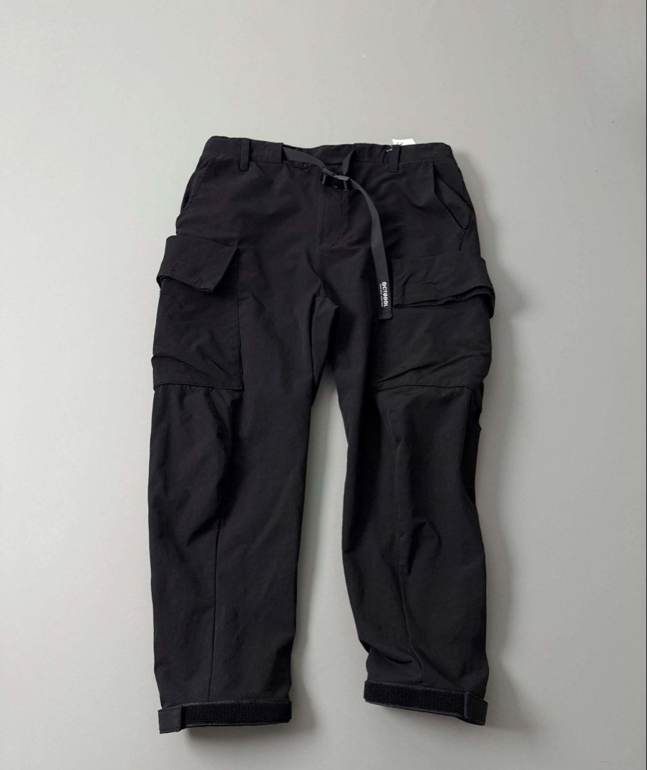 OCTOBOL UTILITY CARGO PANTS (Category: Jeans) located in Guagua. Submitted by sweetboyy (Listing ID 1471041218, Image 1). Description: OCTOBOL UTILITY CARGO PANTS EXCELLENT CONDITION SIZE LARGE ON TAG DIMES: WAISTLINE 34-38 / LENGTH 37 / LEG OPENING 8.5.