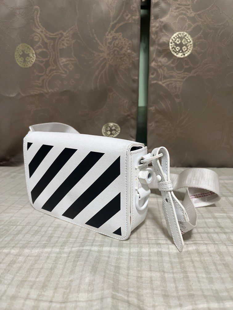 Off-White Diag Binderclip Cross Bag (Category: Luxury Bags & Wallets) located in Manila. Submitted by neloluu (Listing ID 1470977772, Image 2). Description: Off-white Diag Binder Clip Cross Bag - letting go of my pre-loved bag. It is in used condition, worn in special occasions and travels - check photos for flaws and manage your expectations please - comes with transparent dust bag and tags - 100% Authentic - Bought it in italy can do lalamove/j