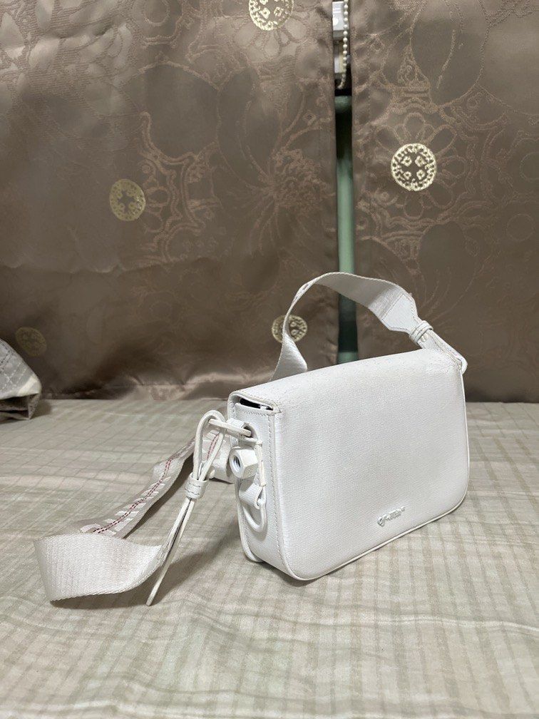 Off-White Diag Binderclip Cross Bag (Category: Luxury Bags & Wallets) located in Manila. Submitted by neloluu (Listing ID 1470977772, Image 3). Description: Off-white Diag Binder Clip Cross Bag - letting go of my pre-loved bag. It is in used condition, worn in special occasions and travels - check photos for flaws and manage your expectations please - comes with transparent dust bag and tags - 100% Authentic - Bought it in italy can do lalamove/j