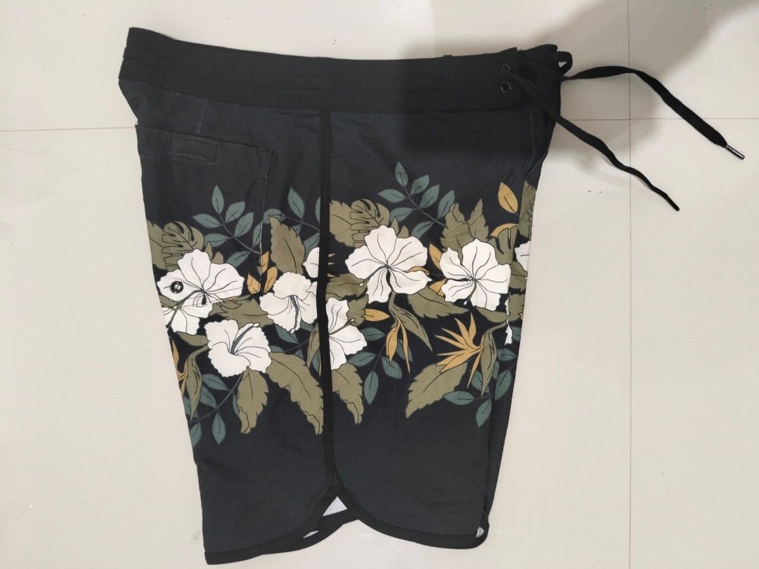 Old Navy Board Short 4-way stretch (Category: Activewear) located in Cebu City. Submitted by paulactan (Listing ID 1471049060, Image 2). Description: size 28 on tag. fits size 30 18" length quick dry stretch material.