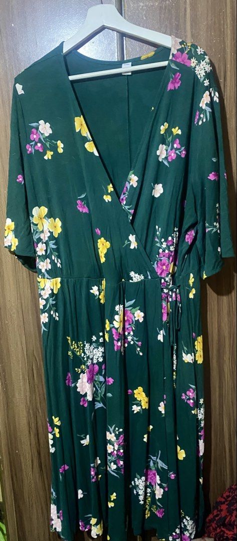 Old Navy Floral Maxi Dress Plus Size (Category: Dresses) located in Quezon City. Submitted by ysabellashoppe (Listing ID 1471039559, Image 3). Description: New condition , never worn Old Navy Green Floral Maxi Dress. Size 3XL .