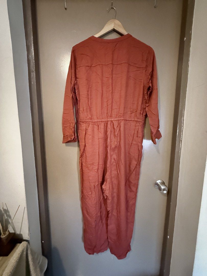 Old Navy Rust Orange Button Front Jumpsuit Size Petite Large (Category: Jumpsuits) located in Quezon City. Submitted by slowpopanda (Listing ID 1471022441, Image 2). Description: - Chest 22inches laid flat - Waist 18inches laid flat - Brand: Old Navy - Size: Large Petite - Color: Rust orange - Material: Lightweight fabric - Features: Long sleeves, button-front neckline, dual chest pockets, adjustable drawstring waist, and side pockets - Condition