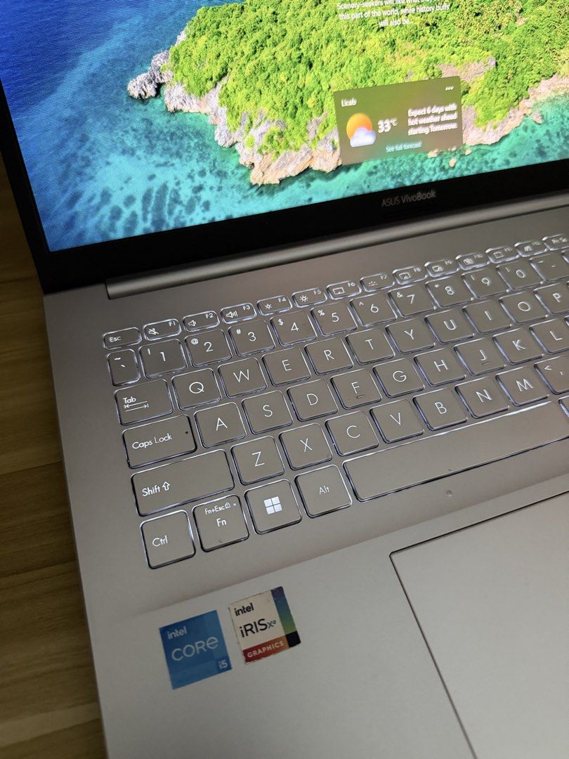 OLED ASUS Vivobook 15 (K513EA) (Category: Laptops & Notebooks) located in Licab. Submitted by kmbrgz (Listing ID 1471038425, Image 2). Description: OLED 15.6" ASUS Vivobook 15 (K513EA) in pristine body condition with a brand new battery. ⚠️ Screen Note: Left vertical side has screen bleeding/distortion. Display can still be used sometimes, but it often turns off and doesn't turn back on / stays black. Best used with an external monitor via HDMI o