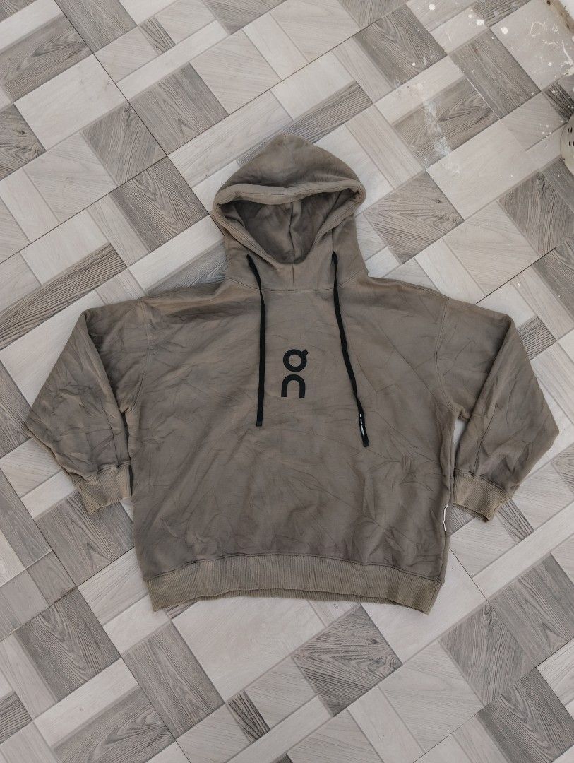 ON CLOUD CLUB PULL OVER HOODIE (Category: Coats, Jackets and Outerwear) located in Talisay. Submitted by nooooooooooooooooy (Listing ID 1471039534, Image 3). Description: ON CLOUD CLUB PULL OVER HOODIE SMALL (OVERSIZE) WIDTH 25 LENGTH 26 EXCELLENT NO FLAWS, NEED WASH PM💌💌.