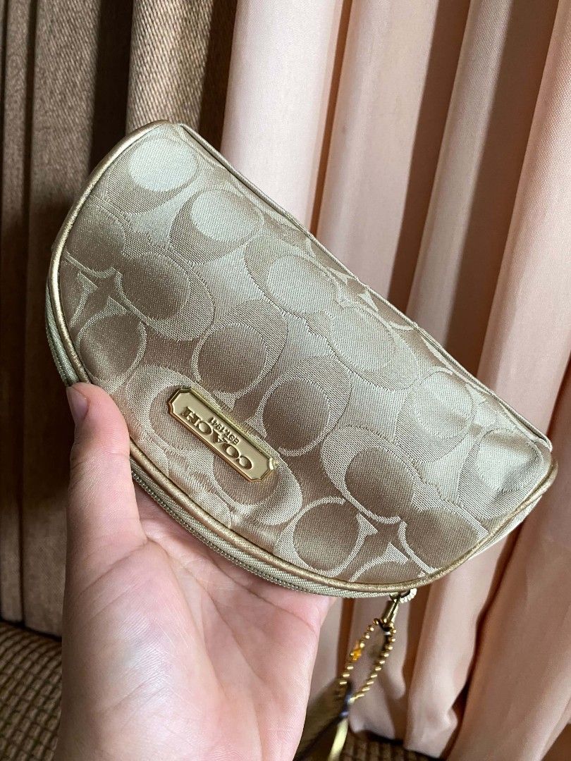 Orig coach pouch (Category: Luxury Bags & Wallets) located in Tagum. Submitted by janmarion049706 (Listing ID 1471068324, Image 3). Description: super Ganda Neto sign of use only Ganda pa Ng kulay no flaws.