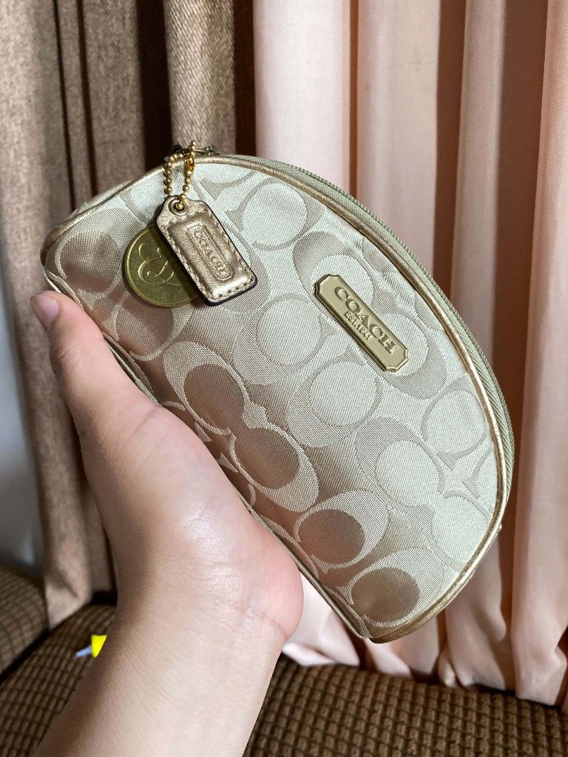Orig coach pouch (Category: Luxury Bags & Wallets) located in Tagum. Submitted by janmarion049706 (Listing ID 1471068324, Image 1). Description: super Ganda Neto sign of use only Ganda pa Ng kulay no flaws.