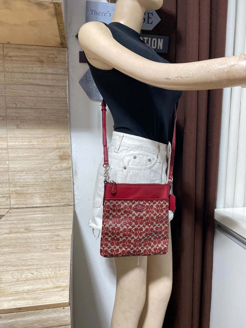 Orig coach small (Category: Luxury Bags & Wallets) located in Tagum. Submitted by janmarion049706 (Listing ID 1471067474, Image 1). Description: good condition with sign of use may tanggal na rubber coating at sign of use sa corners kunting faded.