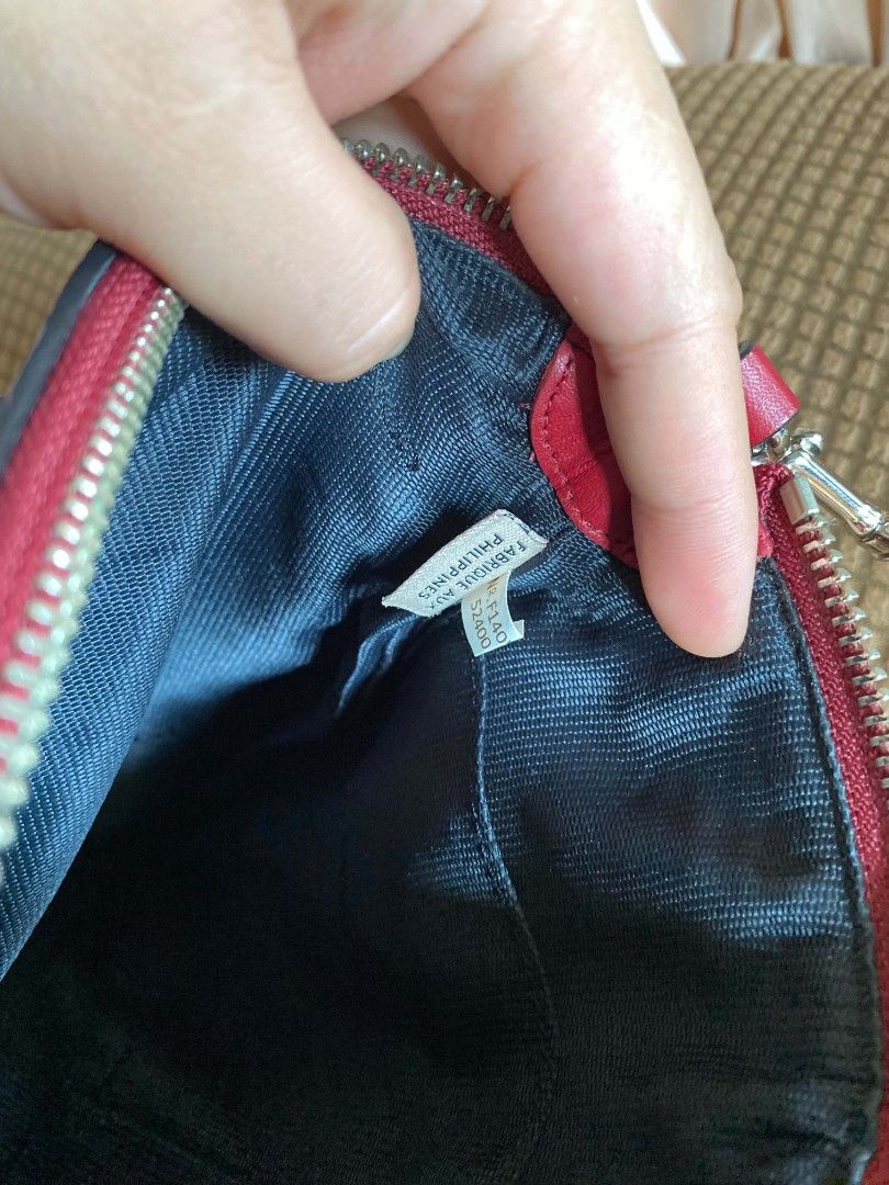 Orig coach small (Category: Luxury Bags & Wallets) located in Tagum. Submitted by janmarion049706 (Listing ID 1471067474, Image 3). Description: good condition with sign of use may tanggal na rubber coating at sign of use sa corners kunting faded.