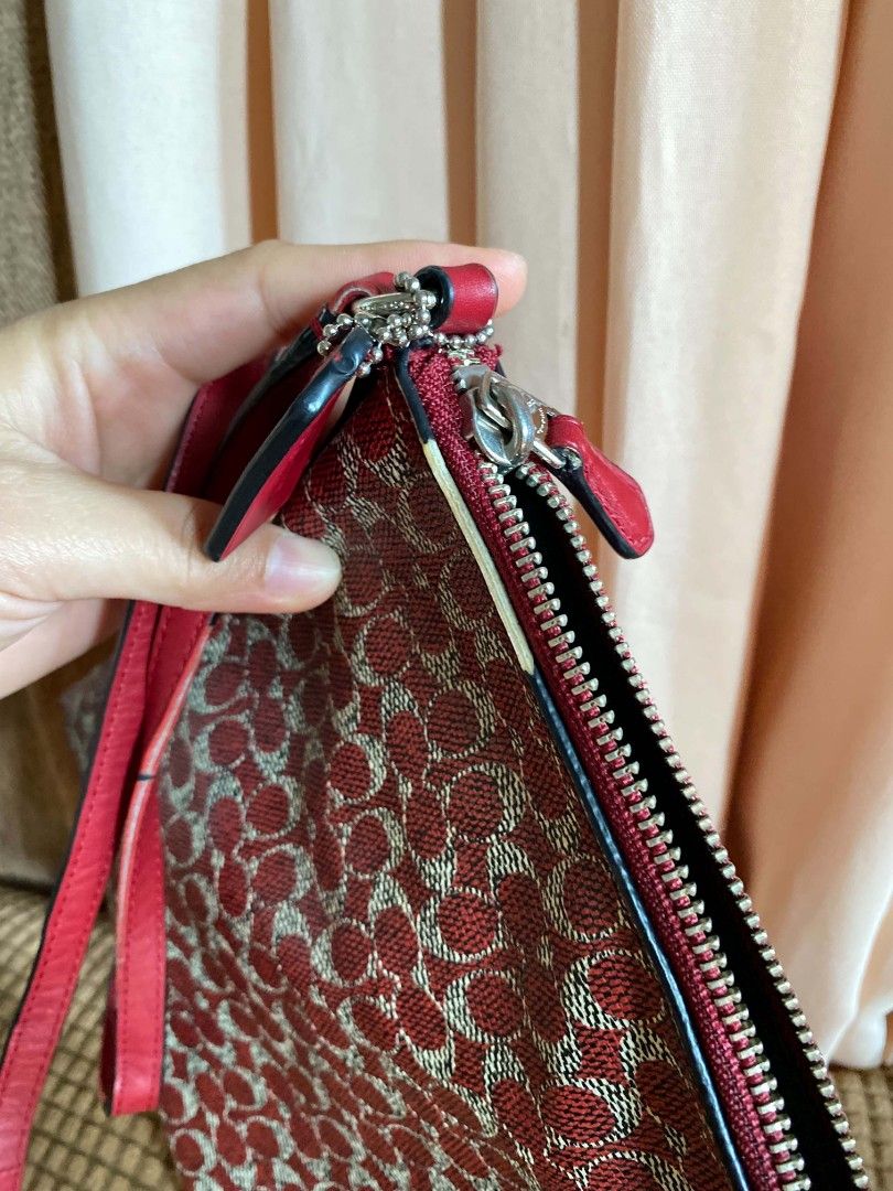 Orig coach small (Category: Luxury Bags & Wallets) located in Tagum. Submitted by janmarion049706 (Listing ID 1471067474, Image 2). Description: good condition with sign of use may tanggal na rubber coating at sign of use sa corners kunting faded.